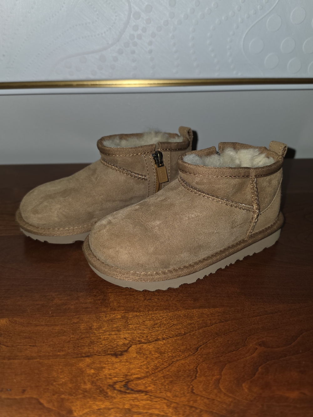 UGG Kids Size 10 Shearling-Lined Boot (Beige/Tan)